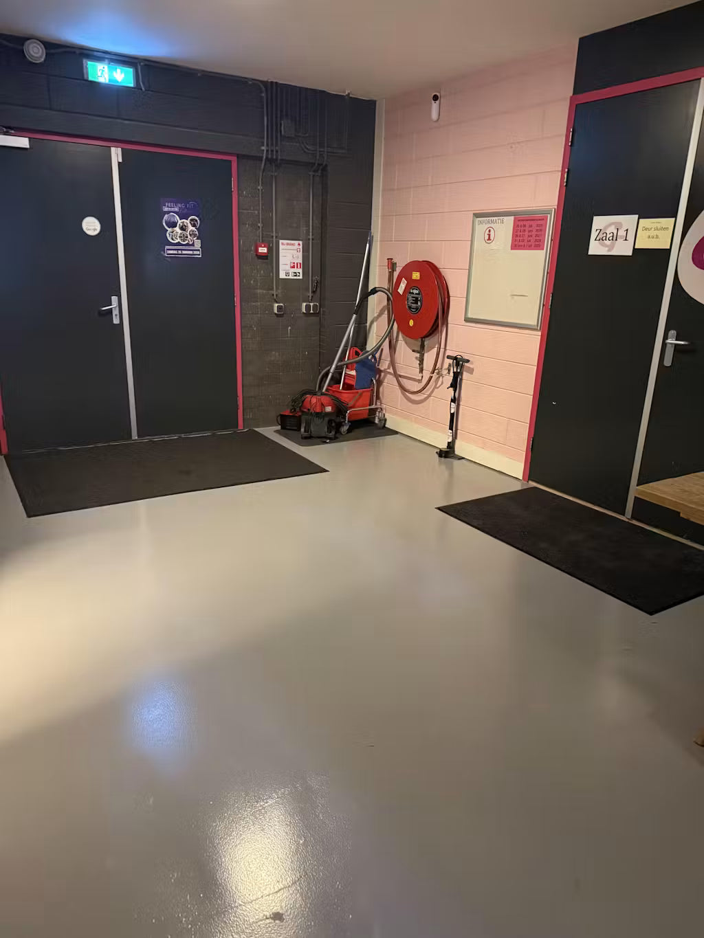 Gang in een bedrijfspand met een grijze epoxy vloer in Pro RAL 7046